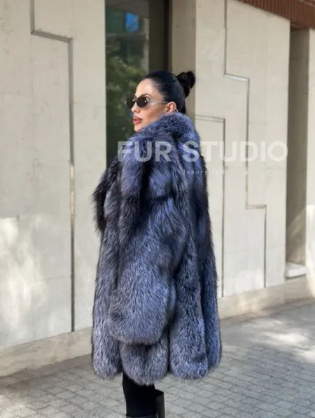 Удлиненная шуба из чернобурой лисы - фото 6