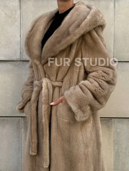 Шуба из скандинавской норки с капюшоном, цельный мех - фото 1