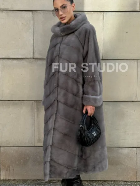 Шуба в диагональной выкладке меха норки, графит грей с капюшоном - фото 9