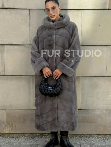 Шуба в диагональной выкладке меха норки, графит грей с капюшоном - фото 11
