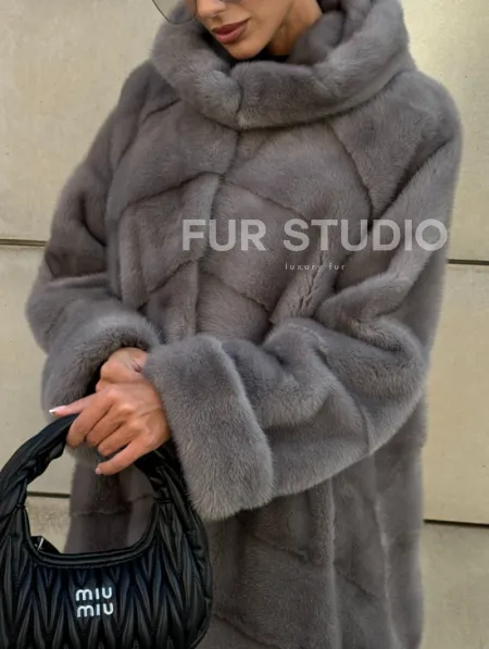 Шуба в диагональной выкладке меха норки, графит грей с капюшоном - фото 3