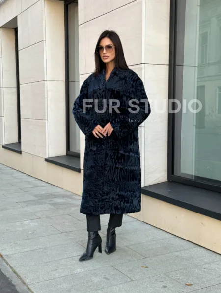 Пальто из меха каракуля с V-образным воротником, цвет Indigo Blue - фото 10
