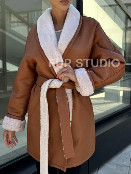 Женская дублёнка на запах с поясом - цвет кэмел - фото 5