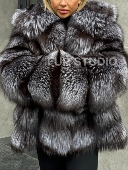 Шуба натуральная из чернобурки с капюшоном - фото 1