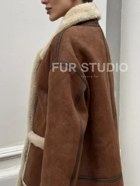 Современная коричневая дубленка из меха кёрли «Casual style» - фото 4
