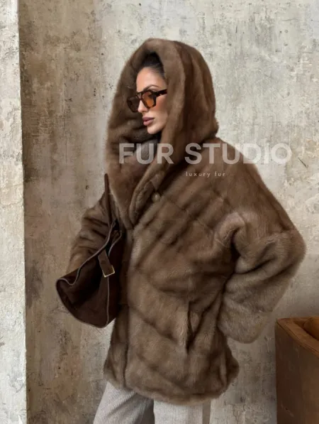 Укороченная норковая шуба с капюшоном из норки - фото 7
