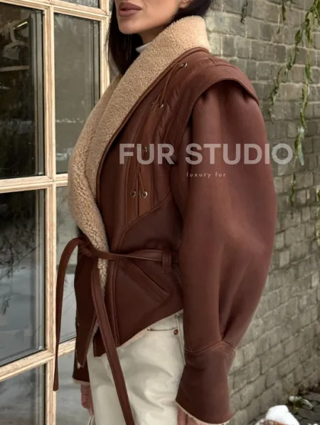 Стильная куртка - дублёнка на запах с поясом - фото 5