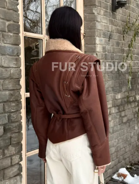 Стильная куртка - дублёнка на запах с поясом - фото 6