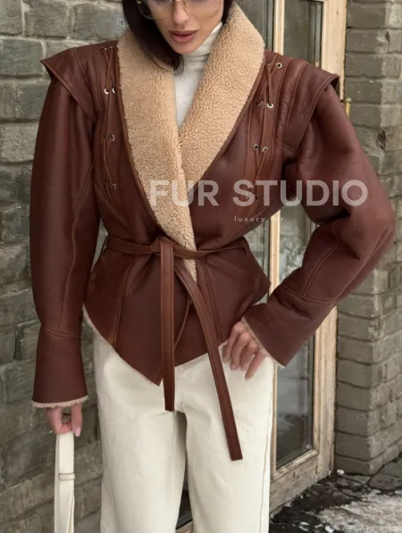 Стильная куртка - дублёнка на запах с поясом - фото 4