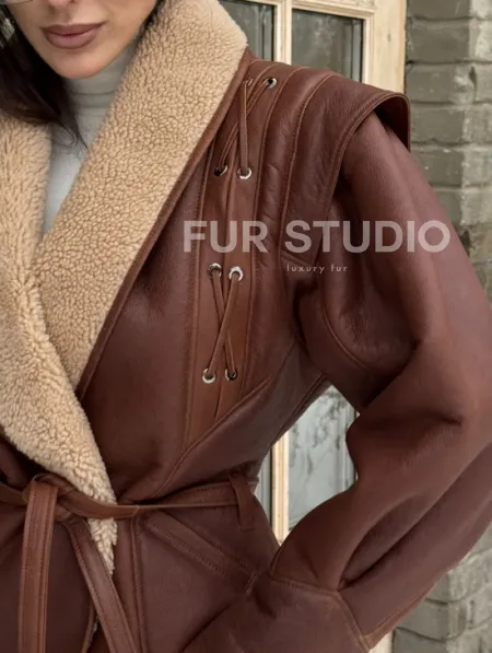 Стильная куртка - дублёнка на запах с поясом - фото 1