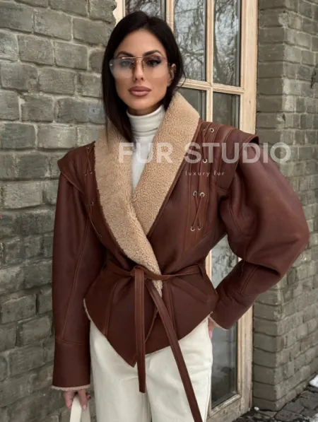 Стильная куртка - дублёнка на запах с поясом - фото 8