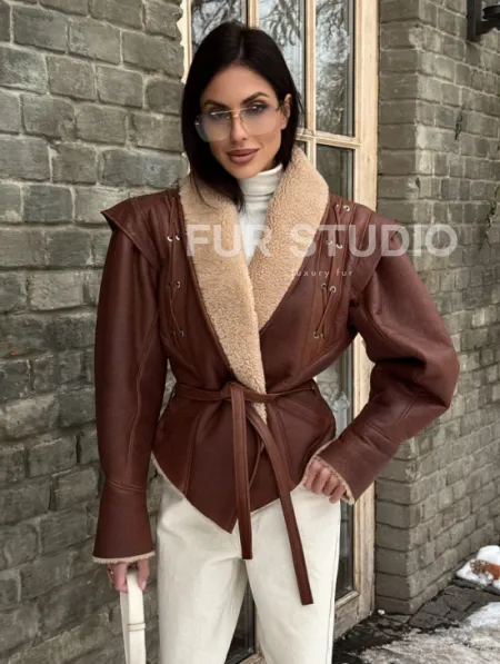 Стильная куртка - дублёнка на запах с поясом - фото 10