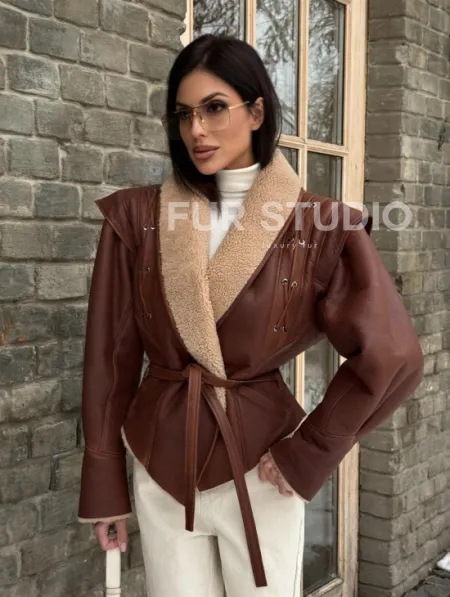 Стильная куртка - дублёнка на запах с поясом - фото 12