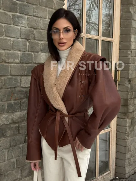 Стильная куртка - дублёнка на запах с поясом - фото 13