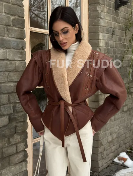 Стильная куртка - дублёнка на запах с поясом - фото 9