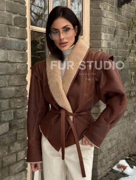 Стильная куртка - дублёнка на запах с поясом - фото 7