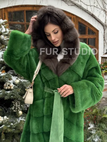 Шуба зеленого цвета с капюшоном из меха куницы - фото 4