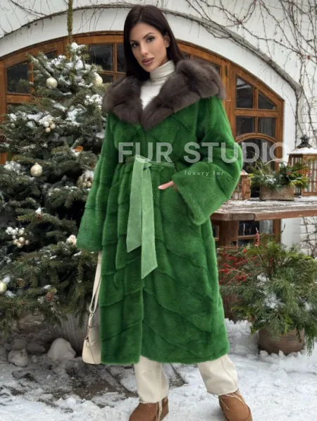 Шуба зеленого цвета с капюшоном из меха куницы - фото 7