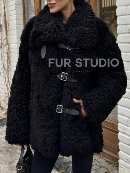 Черная дубленка средней длины из овчины тиградо 