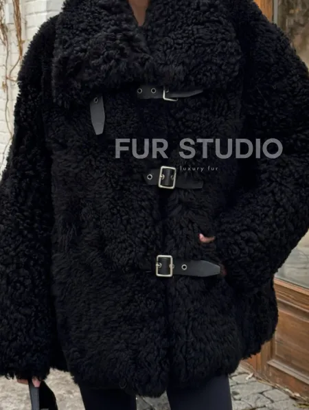 Черная дубленка средней длины из овчины тиградо 