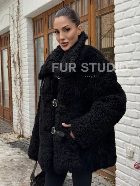 Черная дубленка средней длины из овчины тиградо 