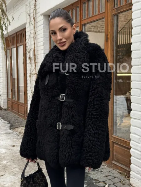 Черная дубленка средней длины из овчины тиградо 