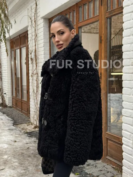 Черная дубленка средней длины из овчины тиградо 