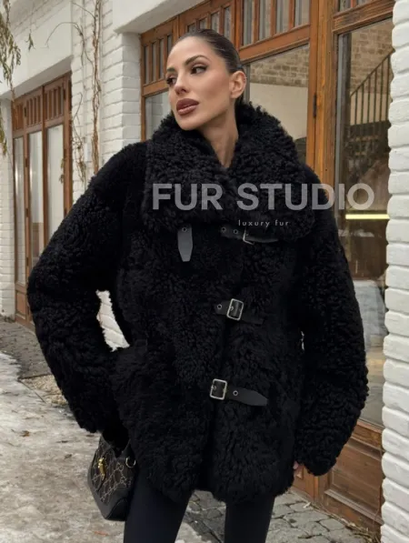 Черная дубленка средней длины из овчины тиградо 