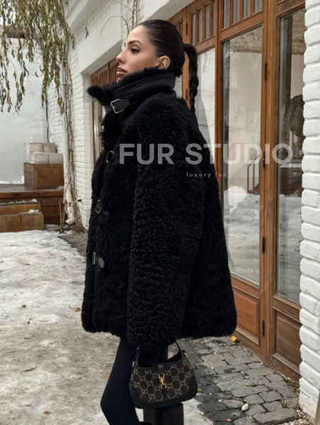 Черная дубленка средней длины из овчины тиградо 