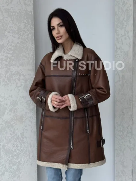 Удлиненная дубленка авиатор в коричневом цвете - винтажный стиль - фото 4