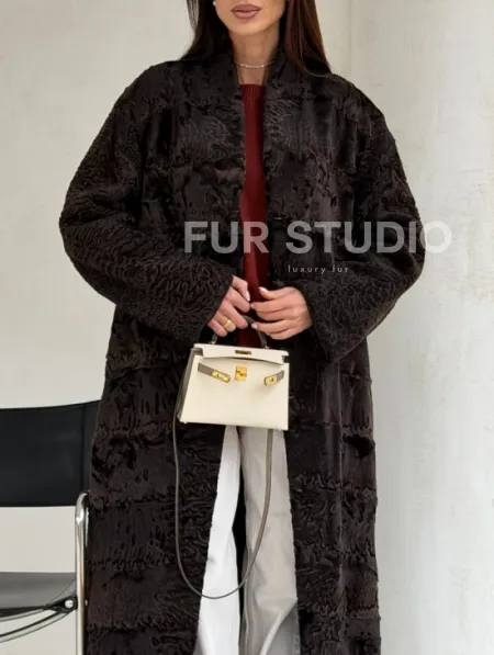 Шуба длинная из меха каракульчи в натурально-коричневом цвете - фото 3