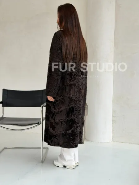 Шуба длинная из меха каракульчи в натурально-коричневом цвете - фото 8