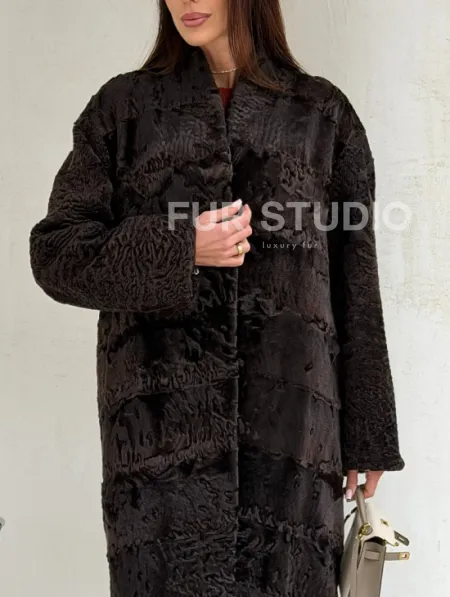 Шуба длинная из меха каракульчи в натурально-коричневом цвете - фото 1