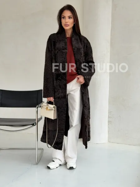 Шуба длинная из меха каракульчи в натурально-коричневом цвете - фото 9