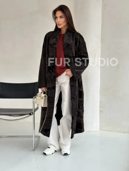 Шуба длинная из меха каракульчи в натурально-коричневом цвете - фото 13