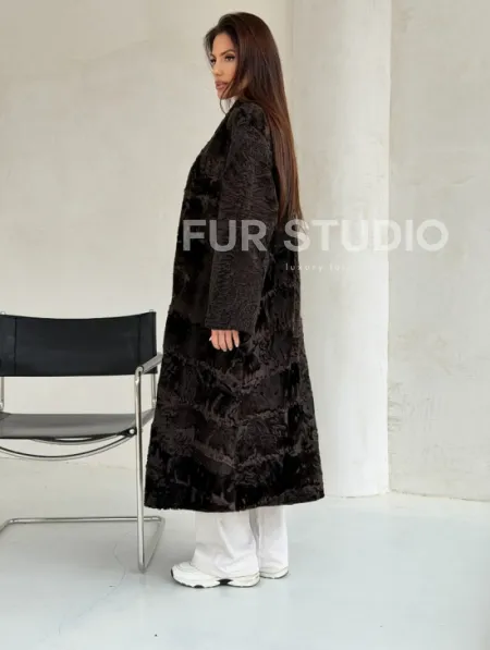 Шуба длинная из меха каракульчи в натурально-коричневом цвете - фото 4