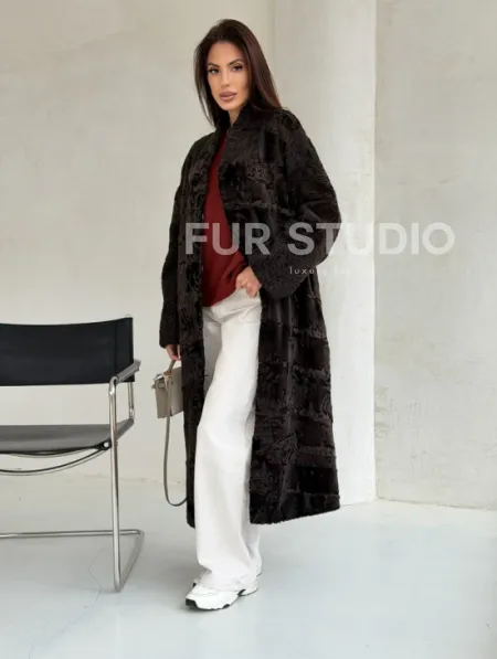 Шуба длинная из меха каракульчи в натурально-коричневом цвете - фото 7