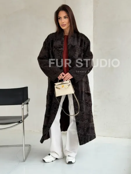 Шуба длинная из меха каракульчи в натурально-коричневом цвете - фото 0