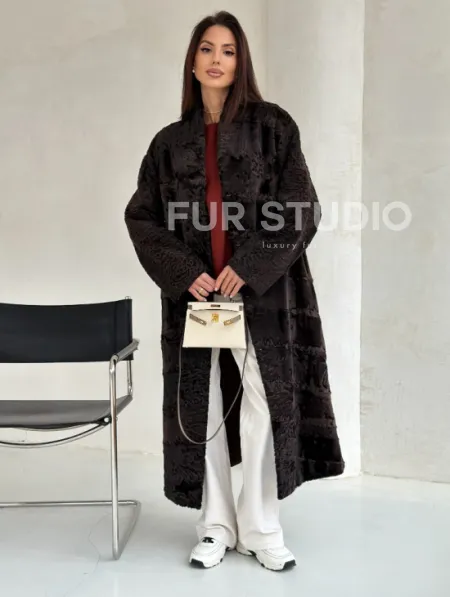 Шуба длинная из меха каракульчи в натурально-коричневом цвете - фото 5