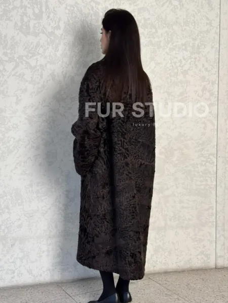 Шуба длинная из меха каракульчи в натурально-коричневом цвете - фото 6