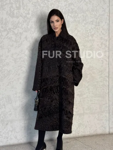 Шуба длинная из меха каракульчи в натурально-коричневом цвете - фото 17