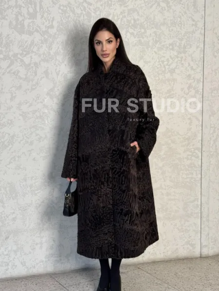 Шуба длинная из меха каракульчи в натурально-коричневом цвете - фото 16