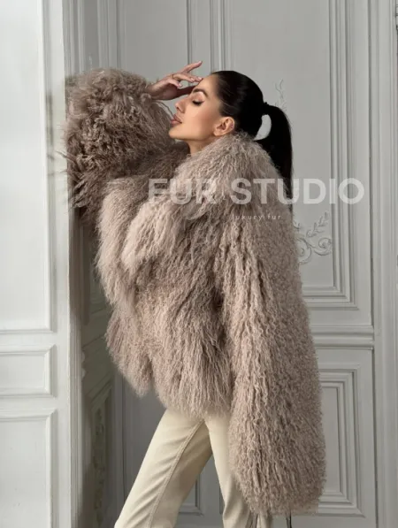 Шуба из меха ламы «Пломбир» с английским воротником - фото 10