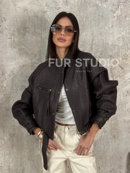 Женский бомбер из натуральной плетёной кожи - фото 9