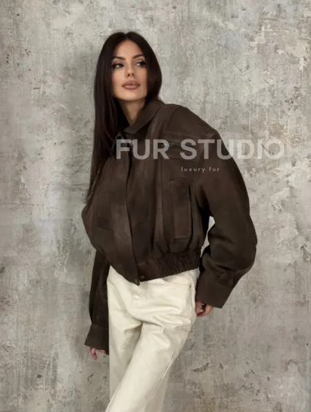 Современный кроп - бомбер из натуральной замши - фото 4