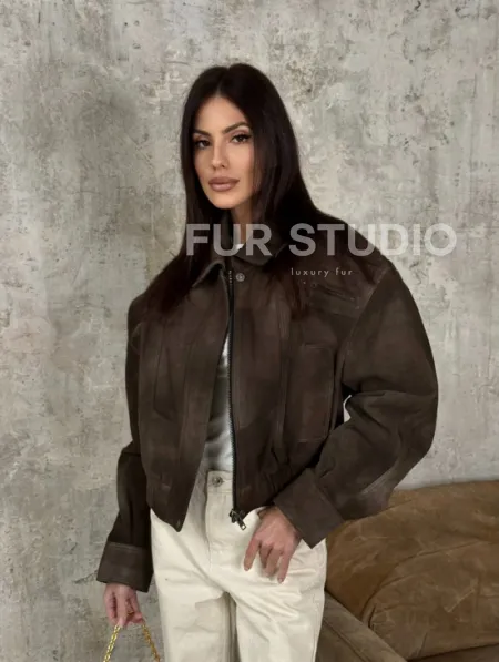 Современный кроп - бомбер из натуральной замши - фото 7