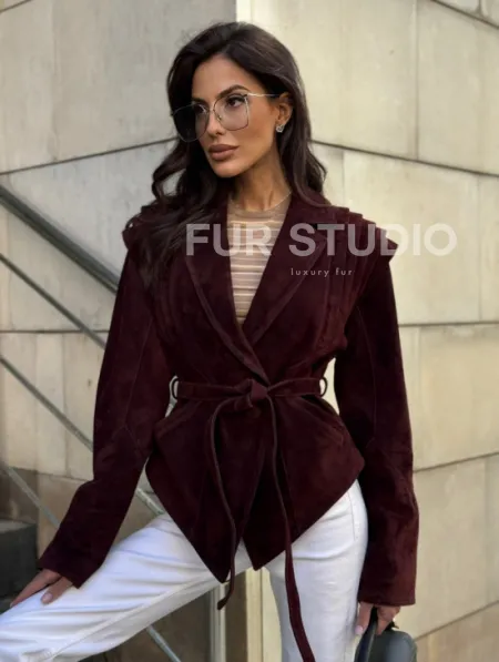 Модная приталенная куртка с плечами в стиле 90-х - фото 8