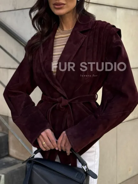 Модная приталенная куртка с плечами в стиле 90-х - фото 2