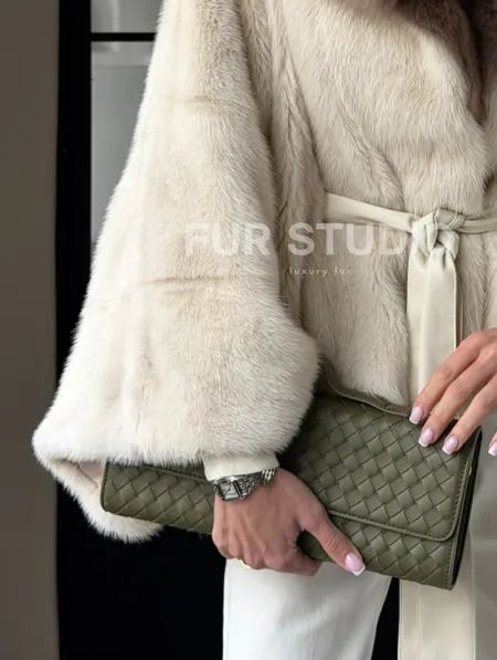 Светлое норковое пончо с воротником из куницы - фото 2