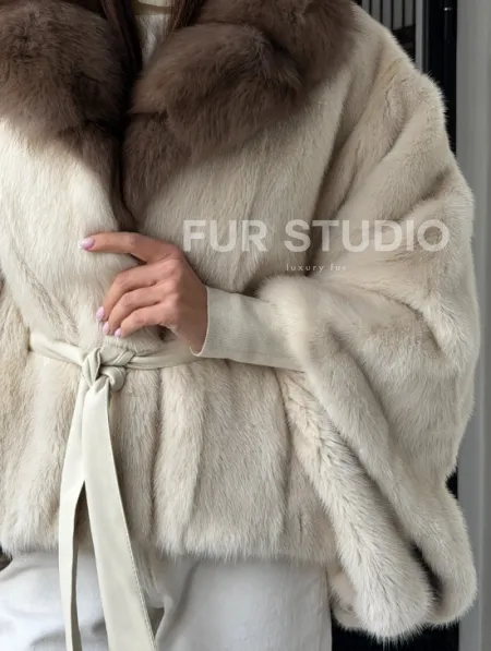 Светлое норковое пончо с воротником из куницы - фото 3